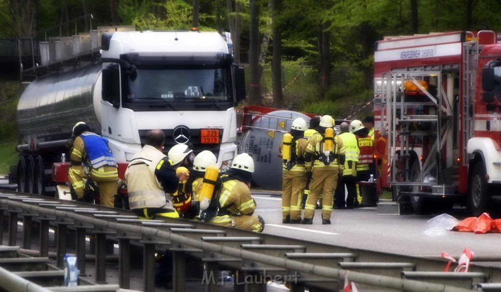 VU Gefahrgut LKW umgestuerzt A 4 Rich Koeln Hoehe AS Gummersbach P144.JPG - Miklos Laubert